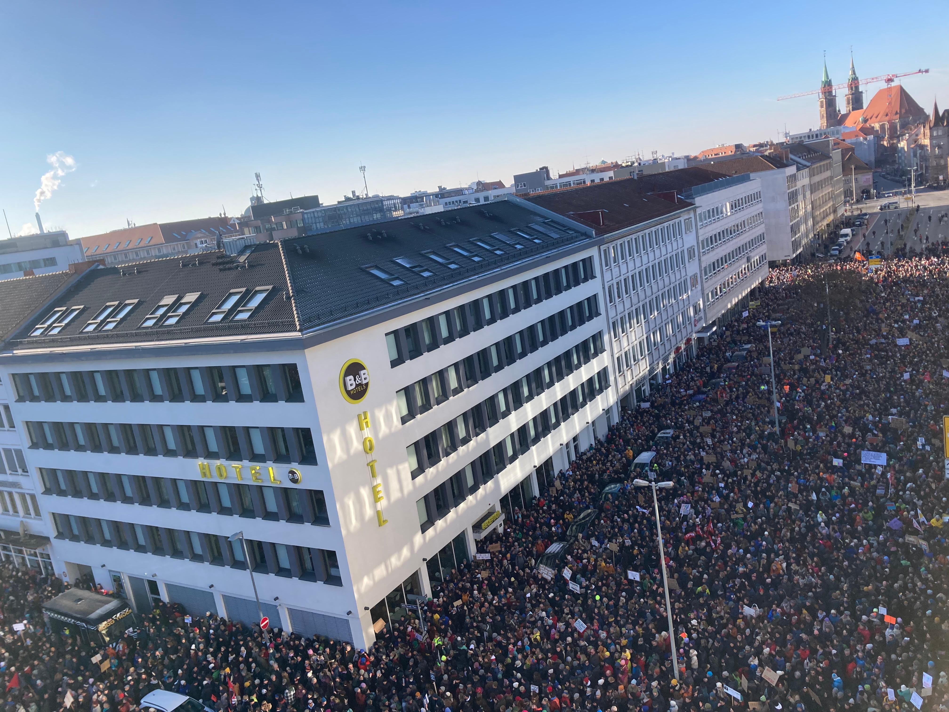 1000 Demonstranten waren angemeldet - es kamen rund zehn Mal mehr. Der Verkehr in der Nürnberger Innenstadt brach zeitweise zusammen.