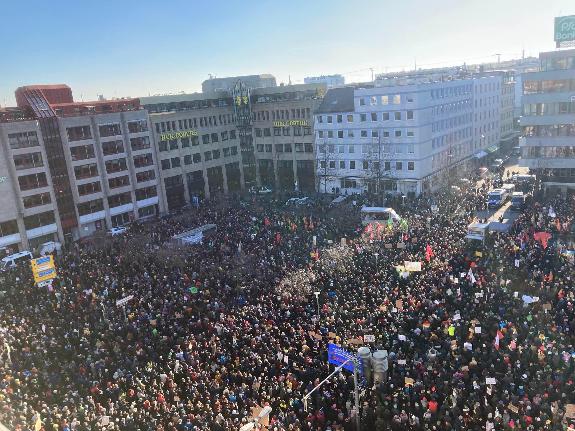 Kein Platz mehr auf dem Willy-Brandt-Platz: Die Demonstranten mussten sehr schnell auf die Straßen ausweichen.