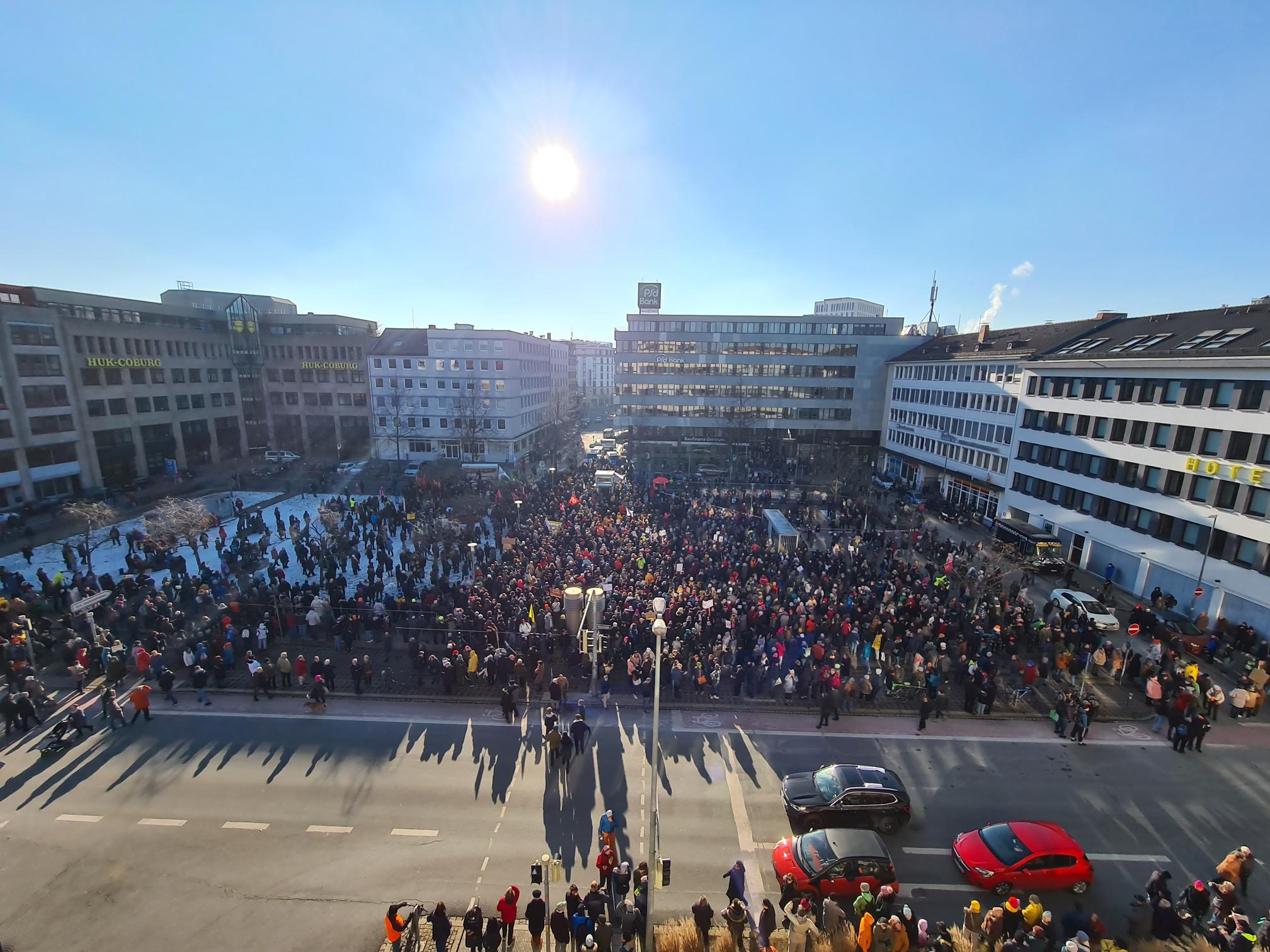 Rund eine halbe Stunde vor Beginn der Demo war noch Platz auf dem Willy-Brandt-Platz. Das änderte sich jedoch schnell.
