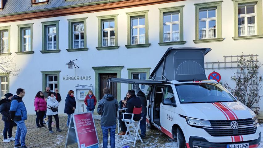 Der NN-Bus macht Station in Pottenstein: Vor dem Bürgerhaus beantworteten die Bürgermeisterkandidaten Fragen aus der Bevölkerung.