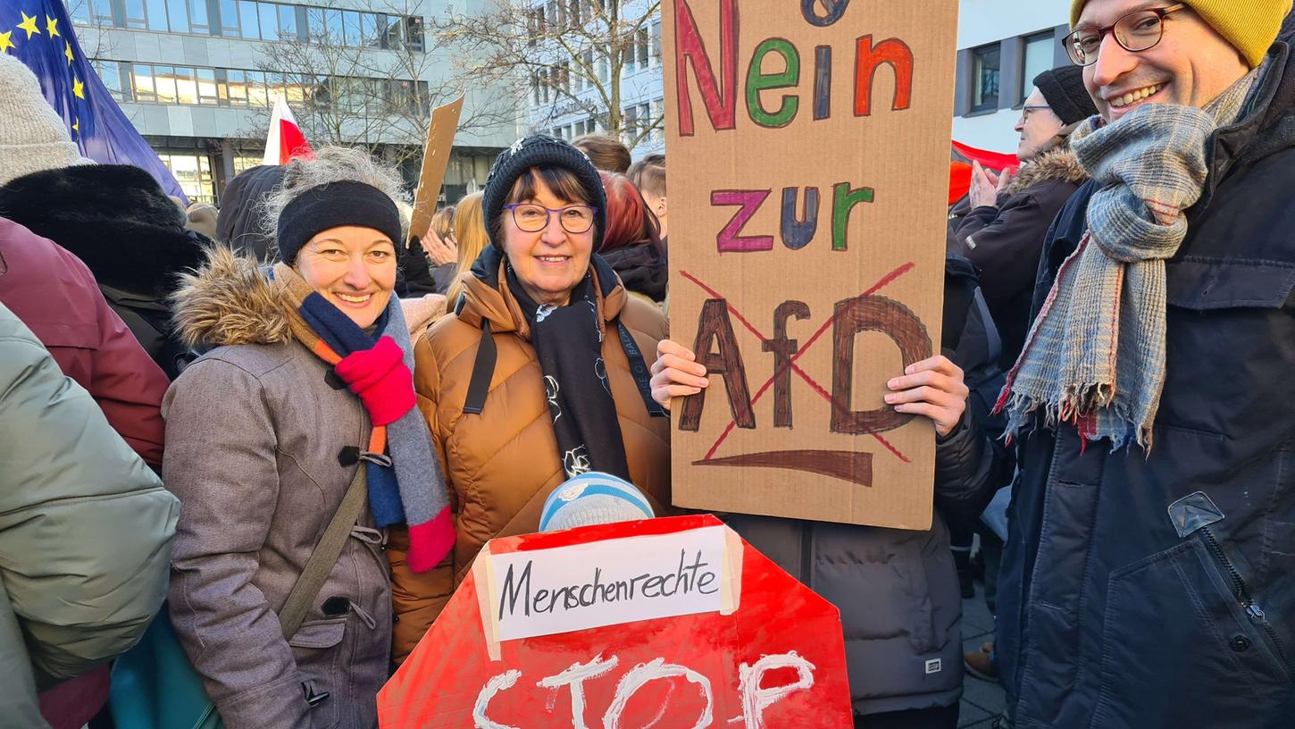 An Demonstration teilzunehmen - wie hier in Erlangen - ist eine Möglichkeit, der Demokratie den Rücken zu stärken. Viele Menschen leisten im Alltag noch mehr, sie sollen nun gewürdigt werden. 