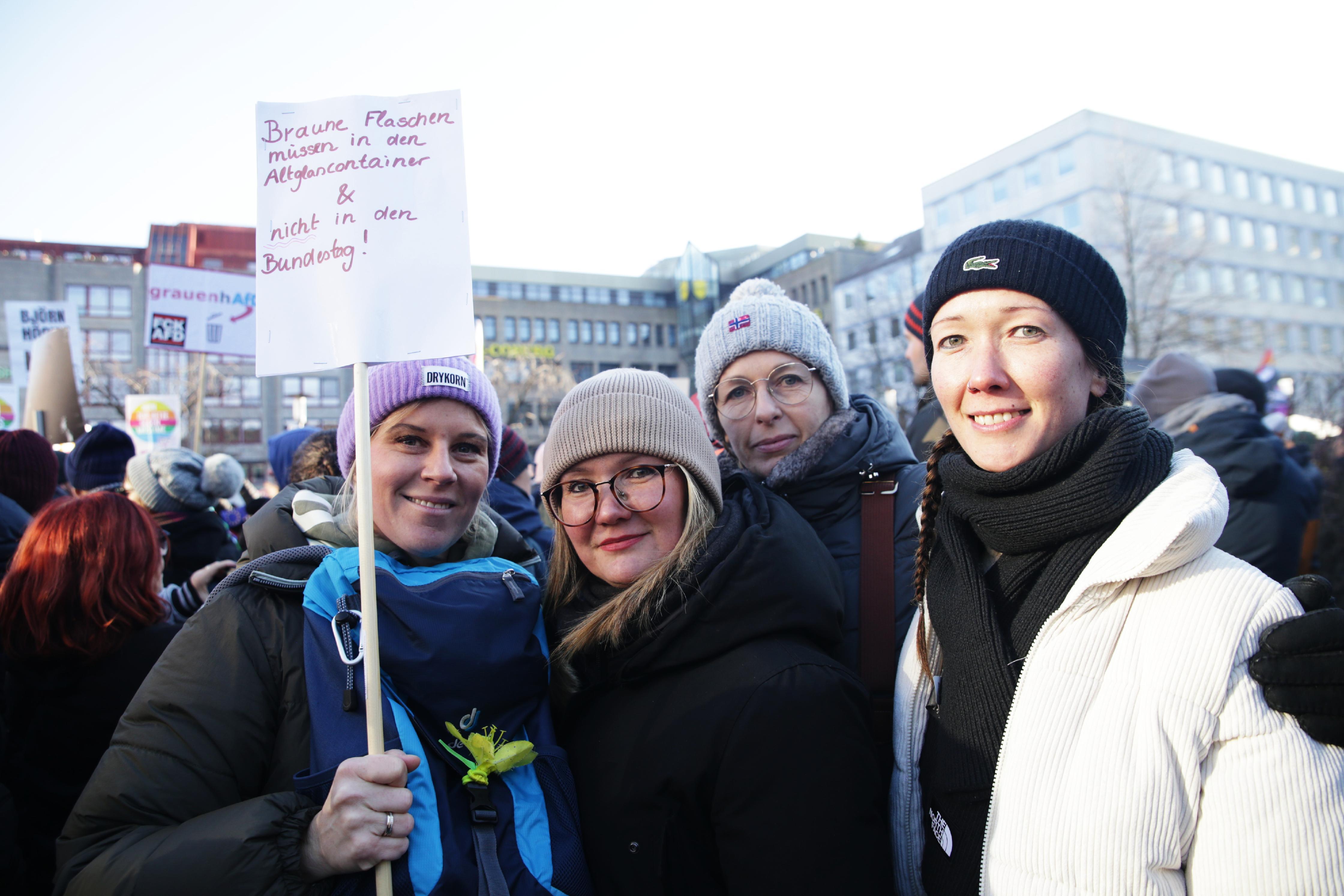"Der Begriff 'Remigration' bedeutet "Deportation" und das dürfen wir nicht zulassen!", sagt Nele Flathmann (li.). Sie ist mit ihren Kolleginen zur Demo gekommen, denn "es wird Zeit, etwas zu tun." Die vier arbeiten alle ehrenamtlich mit Geflüchteten zusammen. "Geht es nach den Plänen der Rechten, würden also auch wir nach Afrika geschicht werden", sagt Flathmann.
