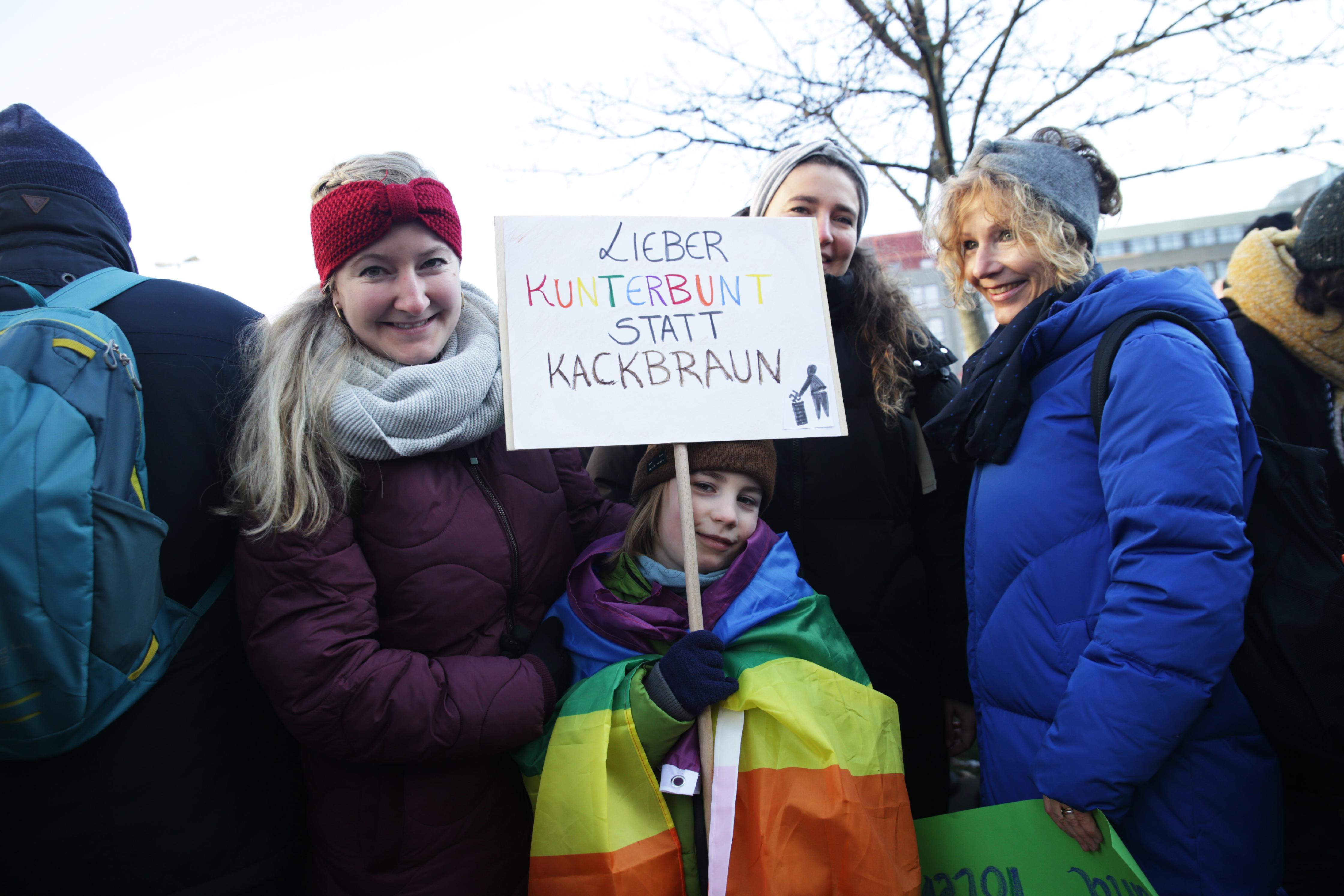 "Wir wollen nicht, dass irgendwer angefeindet wird - oder schlimmeres", sagt Tara Meinel (Mitte). Denn egal, welche Hautfabe, Herkunft, Geschlecht oder sexuelle Orientierung jemand habe, "wir sind alle gleich".