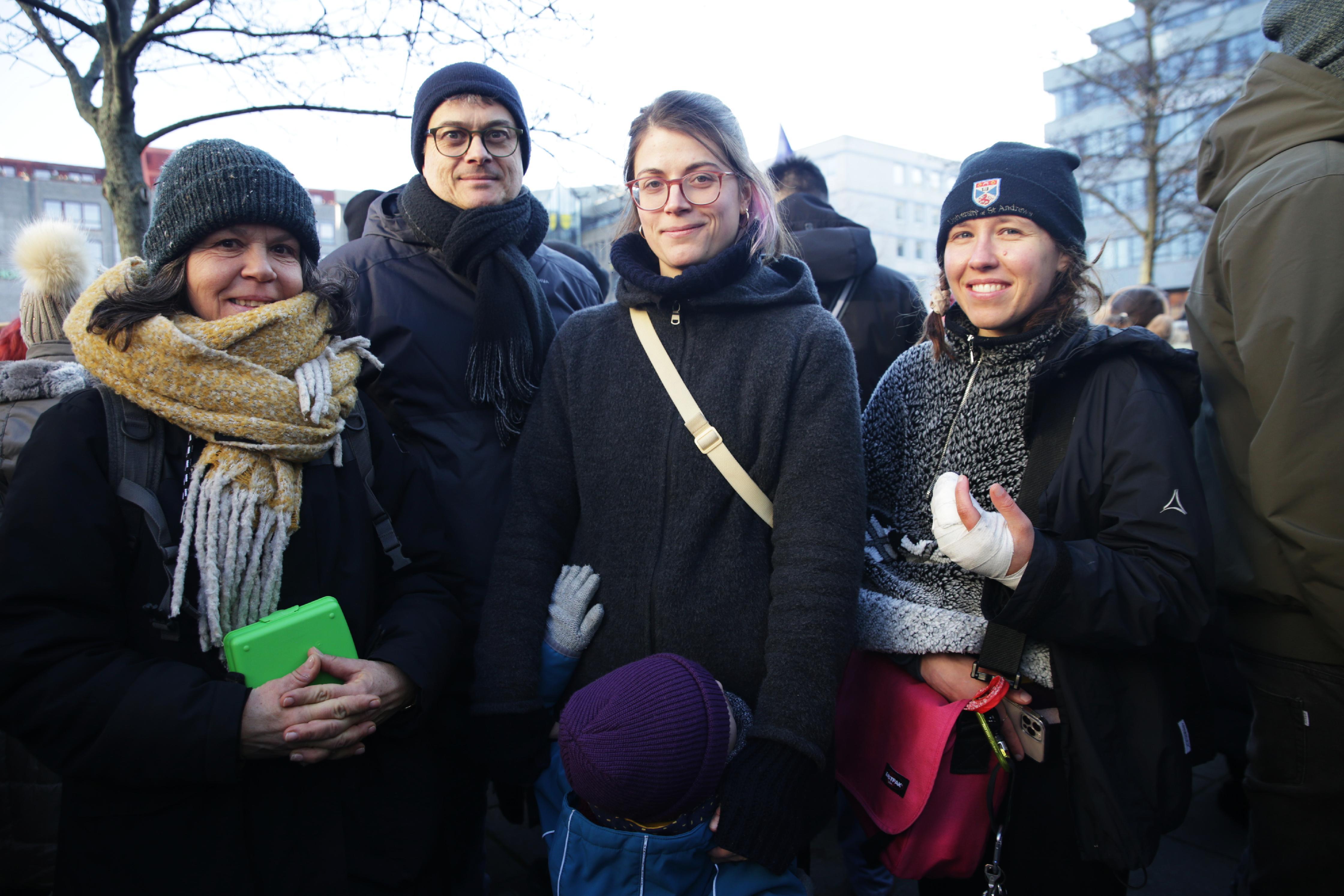 Susanne Reinhard (li.) erzählt: "Was gerade in Deutschland passiert, erinnert mich an die Zeit vor 100 Jahren. Und ich will nicht in einem Staat leben, in dem Menschen ausgegrenzt werden." Tochter Paula (3.v.li.) fügt an: "Ich hoffe, dass diese Demo die Menschen zum Nachdenken bewegt, die sich nicht sicher sind, welche Partei sie wählen sollen. Die Rechten sind nicht die Mehrheit, das sind wir!"
