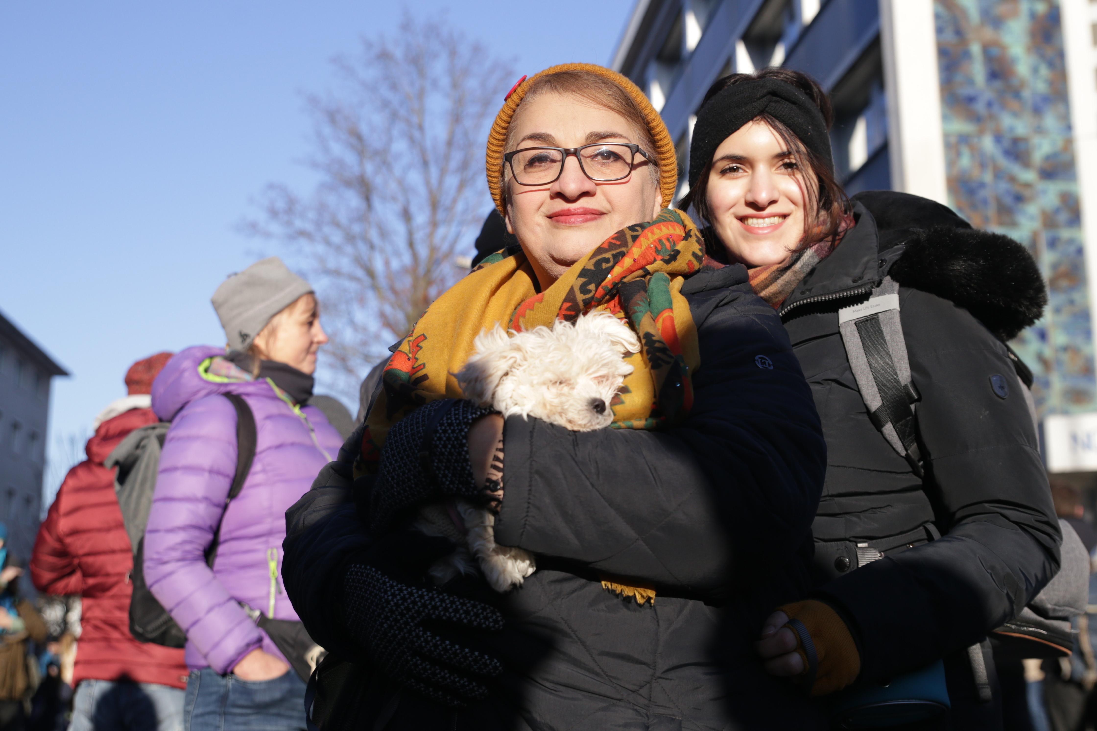 Mahasti Vahidi ist mit ihrer Tochter Zahra Agir bei der Demo. Vahidi ist vor 36 Jahren wegen politischer Gründe aus dem Iran nach Deutschland geflohen. "Und ich bin sehr froh, dass wir da sind", sagt Vahidi. "Die vielen Menschen zu sehen, gibt mir Hoffnung." Doch die aufgehetzte Stimmung in ganz Europa mache ihr große Sorgen. "Diese Stimmung ist giftig", sagt sie. "Wenn ich von den geheimen Plänen der rechten Kräfte höre, bekomme ich große Angst, dass sie uns nach Afrika abschieben", sagt Vahidi.
