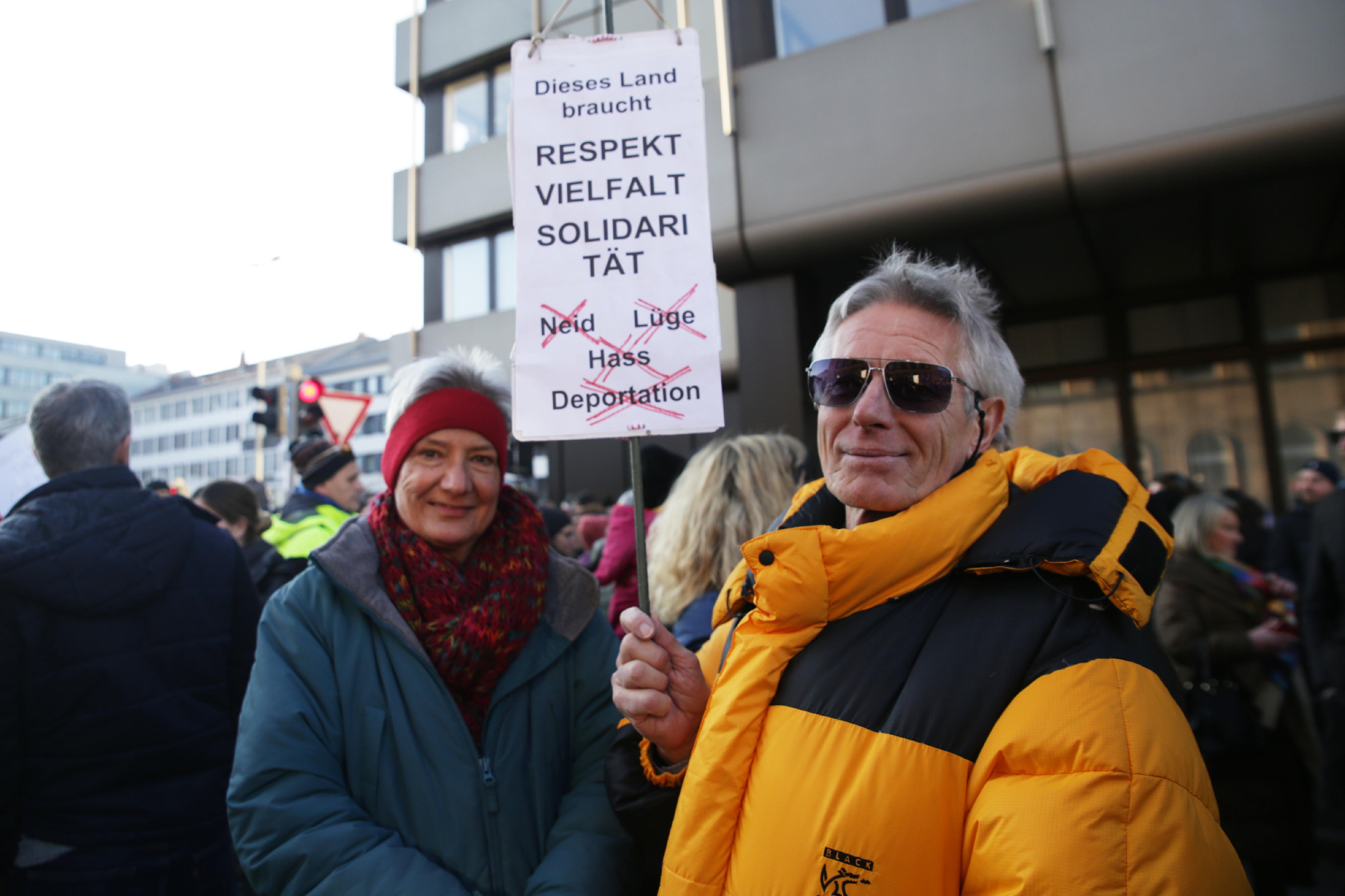 Norbert Schenkel ist der Geduldsfaden gerissen. "Mich regt es auf, wie manche Menschen auf Probleme reagieren", sagt er. Schwächere zu unterdrücken und sich gegenseitig fertig zu machen, sei "giftig. Wo bleibt das konstruktive Miteinander?" Seine Frau Elfride Martin arbeitet ehrenamtlich mit geflüchteten Frauen. Sie erzählt: "Ich bekomme die Diskriminierung tagtäglich mit. Das muss aufhören."