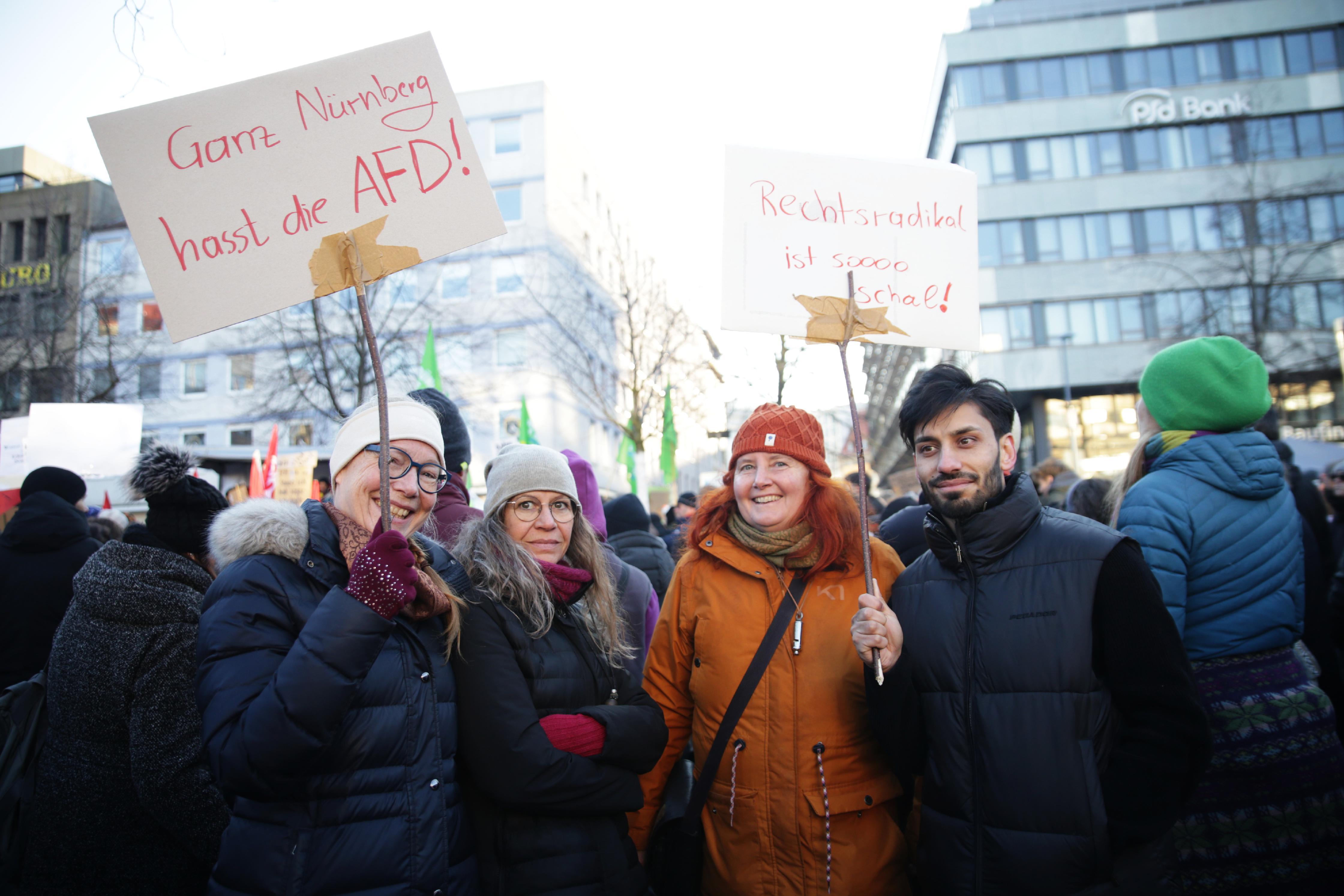 "Ich habe Albträume, dass sie zu mir auf die Arbeit kommen, mich wegreißen und deportieren", sagt Roman Noori-Auernhammer (re.). Er ist 21 Jahre alt und lebt seit 2016 in Deutschland. "Vielen meiner Landsleute aus Afghanistan geht es ähnlich", erzählt er. Unter Betroffenen herrsche regelrechte Panik davor, was passieren könnte, wenn die rechten Kräfte in Deutschland mehr Macht erlangen. 