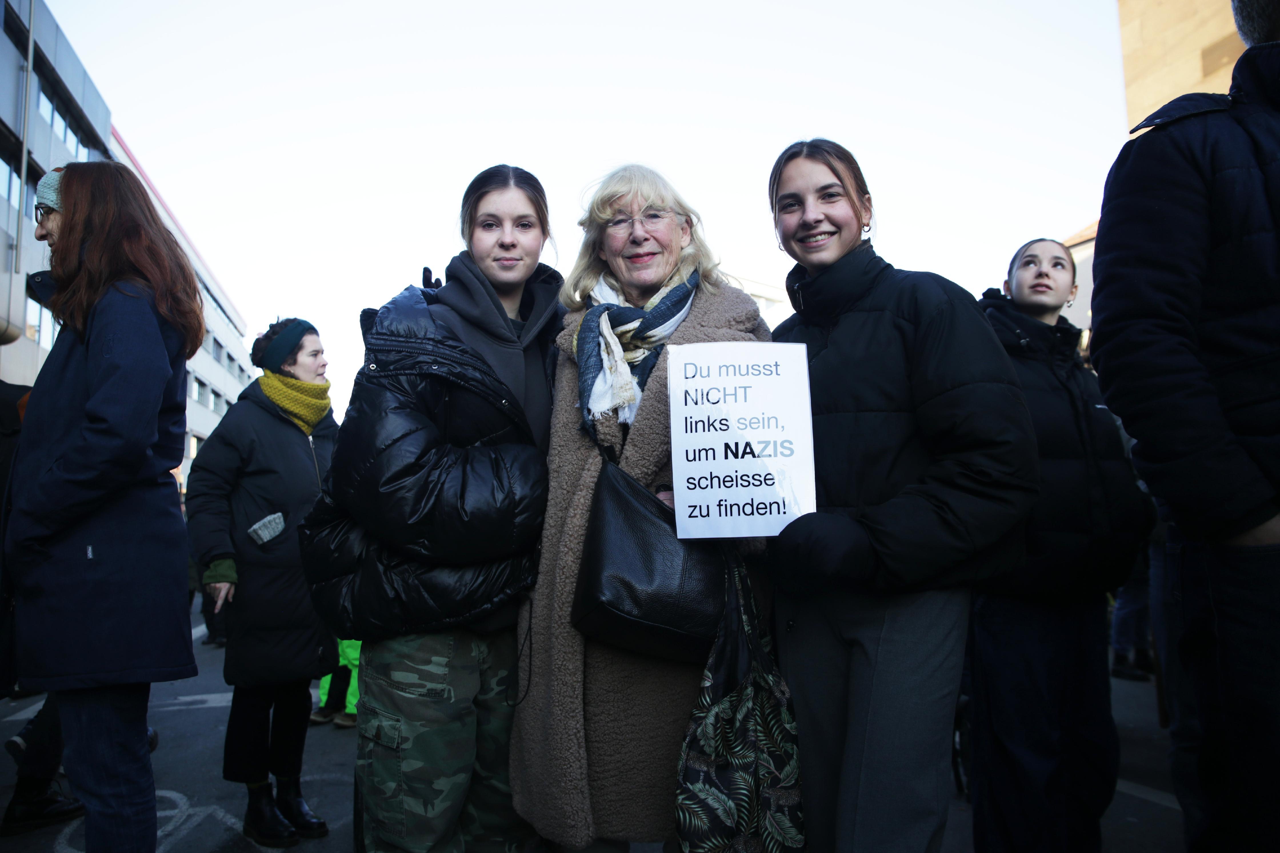 Mimi Ulrich (li.) ist 18 Jahre alt und mit ihrer Oma Konstanze Wohlrab (80) und dem Rest der Familie zur Demo gekommen. "Wir sehen uns selten alle zusammen - das zeigt schon, wie wichtig das alle ist", sagt Wohlrab. Ulrich und Freundin Pauline macht besonders der Hass im Netz Sorge. "Ich war richtig überrascht, wie viele Menschen heute hier sind", sagt Ulrich. Auf Instagram und Tiktok bekomme sie eher das Gefühl vermittelt, die Mehrheit stimme der AfD zu.