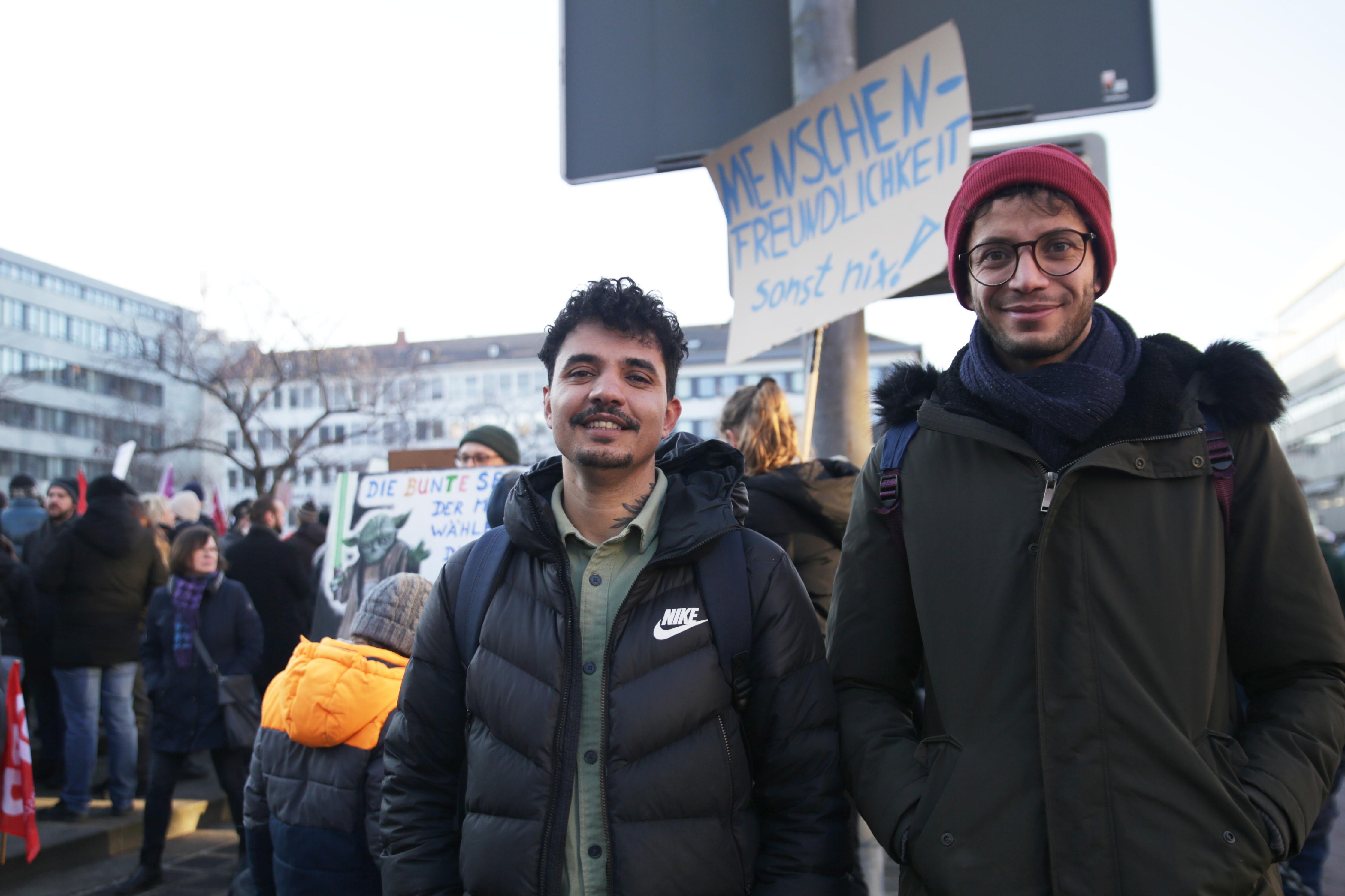 Zaid Ahmed (re.) und Abude sind extra aus München angereist, um demonstrieren zu gehen. "Dieses Treffen der Rechten hat mich sehr schockiert", sagt Ahmed. Viele aus der arabischen Gemeinde hätten große Angst. "Ich auch", sagt Abude. "Ich habe ein sehr schlechtes Gefühl, wie es hier weitergeht."