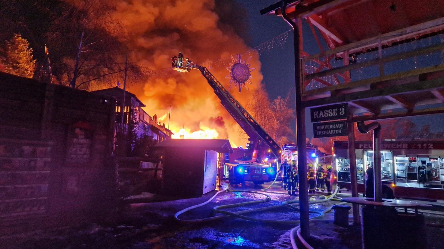 Feuerwehrleute löschen einen Brand in der Westernstadt Pullman City. Feuerwehrleute löschen einen Brand in der Westernstadt Pullman City.