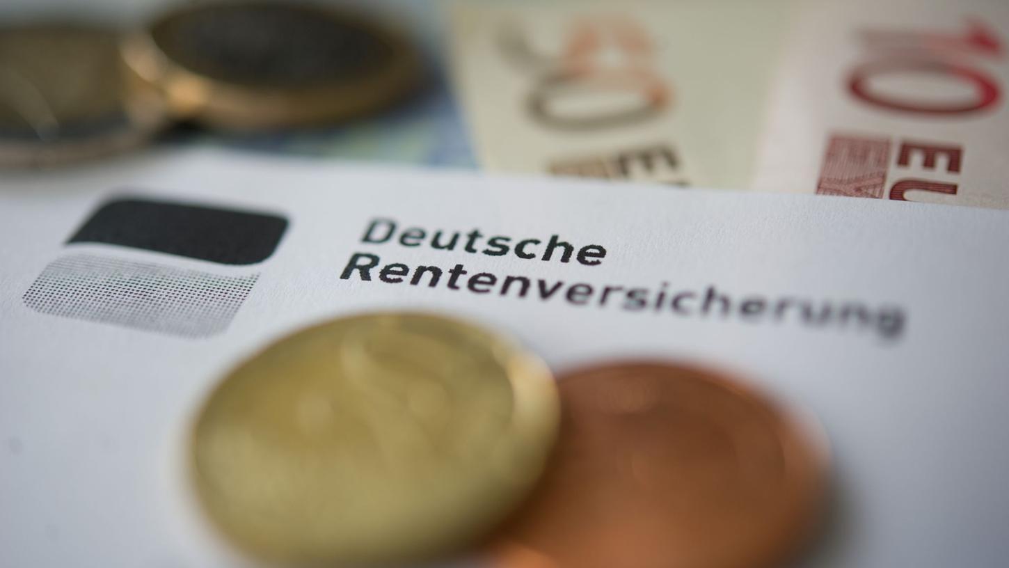 Vor allem viele Seniorinnen beziehen eine vergleichsweise geringe gesetzliche Rente. Vor allem viele Seniorinnen beziehen eine vergleichsweise geringe gesetzliche Rente.
