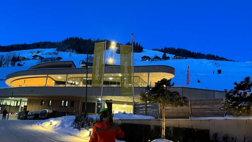 Noch ist es dunkel, doch die ersten Skifahrer sind bereits unterwegs: Ab 7.30 Uhr beginnt das "Skikeriki", das Fahren auf den frisch präparierten Grossarler Pisten".