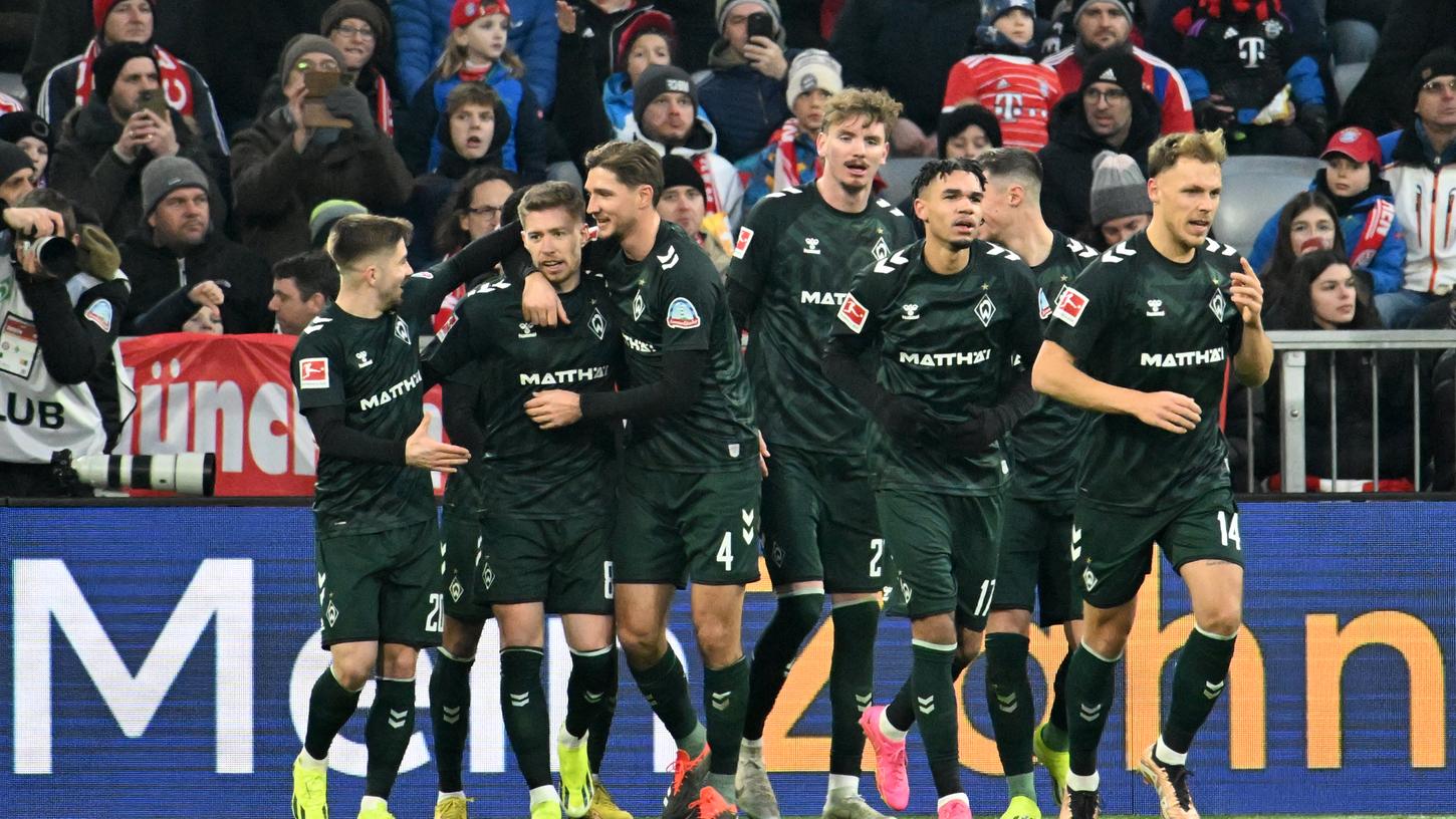  Bremens Mitchell Weiser (Ex-Profi des FC Bayern München, 2.vl) bejubelt sein Tor zum 0:1 mit den Teamkollegen.