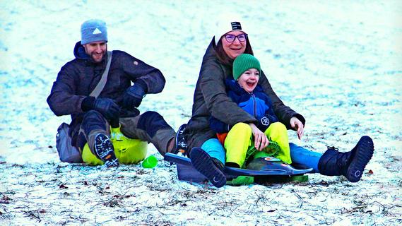 Rodeln ging auf der vereisten Piste am Skihang in Spies trotz wenig Schnee ganz gut