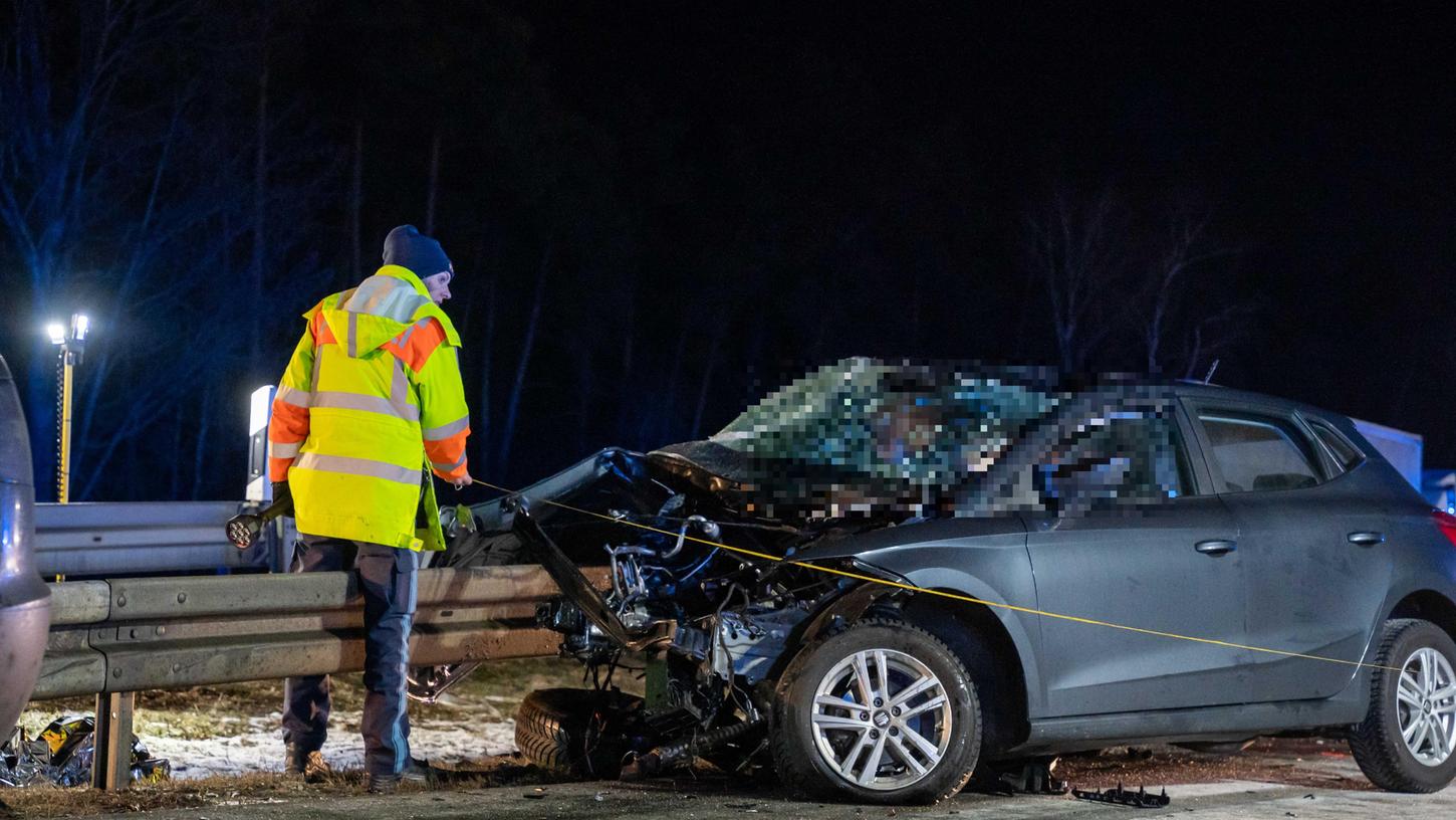 Schwerer Verkehrsunfall auf der A6 bei Altdorf: Eine 28-jährige Autofahrerin verunglückte an der Unfallstelle. 