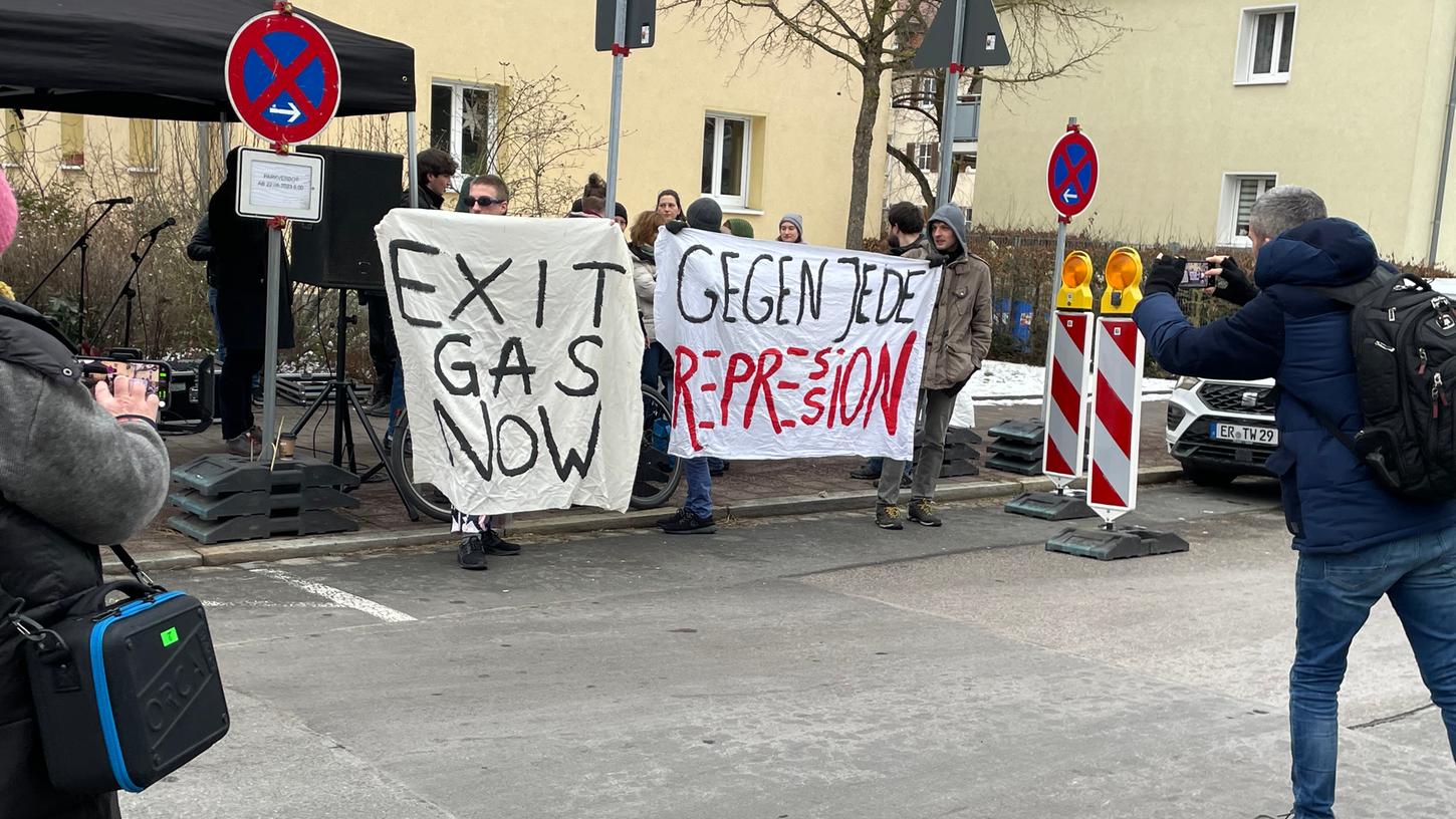 Klima-Aktivisten demonstrieren vor dem Amtsgericht  Erlangen.
