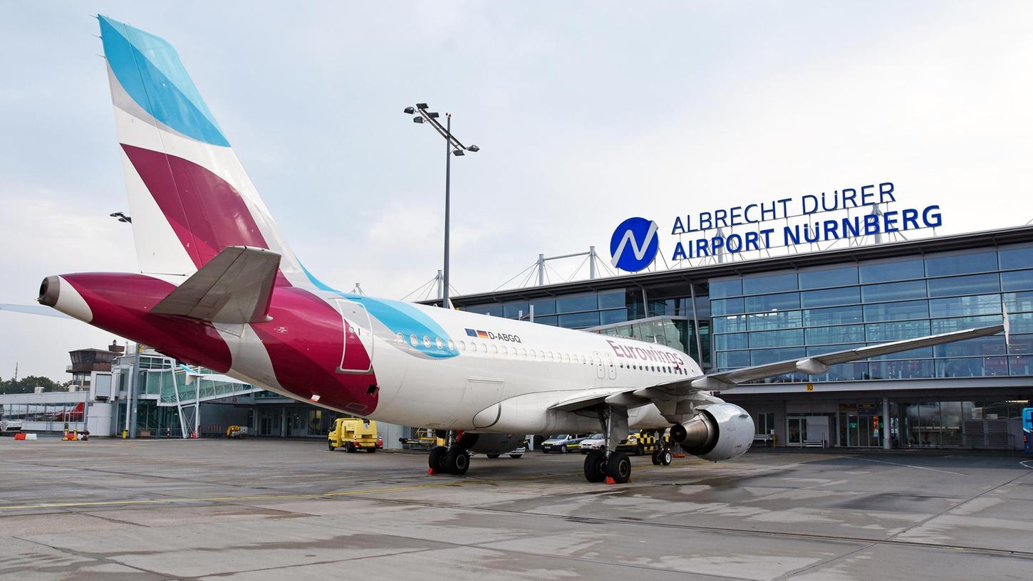 Die Fluggesellschaft Eurowings hat ein Flugzeug am Flughafen Nürnberg stationiert. 