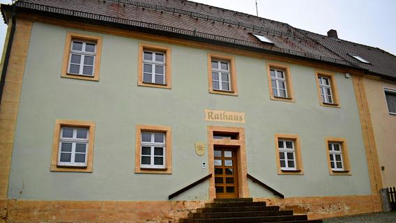 Ahorntal: Das mit Schadstoffen belastete Rathaus in Kirchahorn soll verkauft werden
