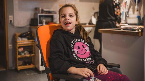 Die siebenjährige Emma aus Neumarkt kann kaum laufen: So tapfer meistert ihre Mutter den Alltag