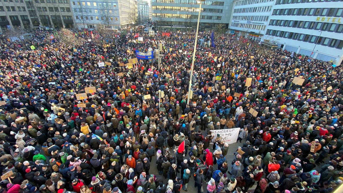 Am 27. Januar war die zweite Demo gegen rechts in Nürnberg geplant - diese wird nun wegen des angekündigten Bahnstreiks verschoben. Mindestens 15.000 Menschen hatten am Samstag, 20. Januar, an einer Demo gegen rechts rund um den Willy-Brandt-Platz teilgenommen.