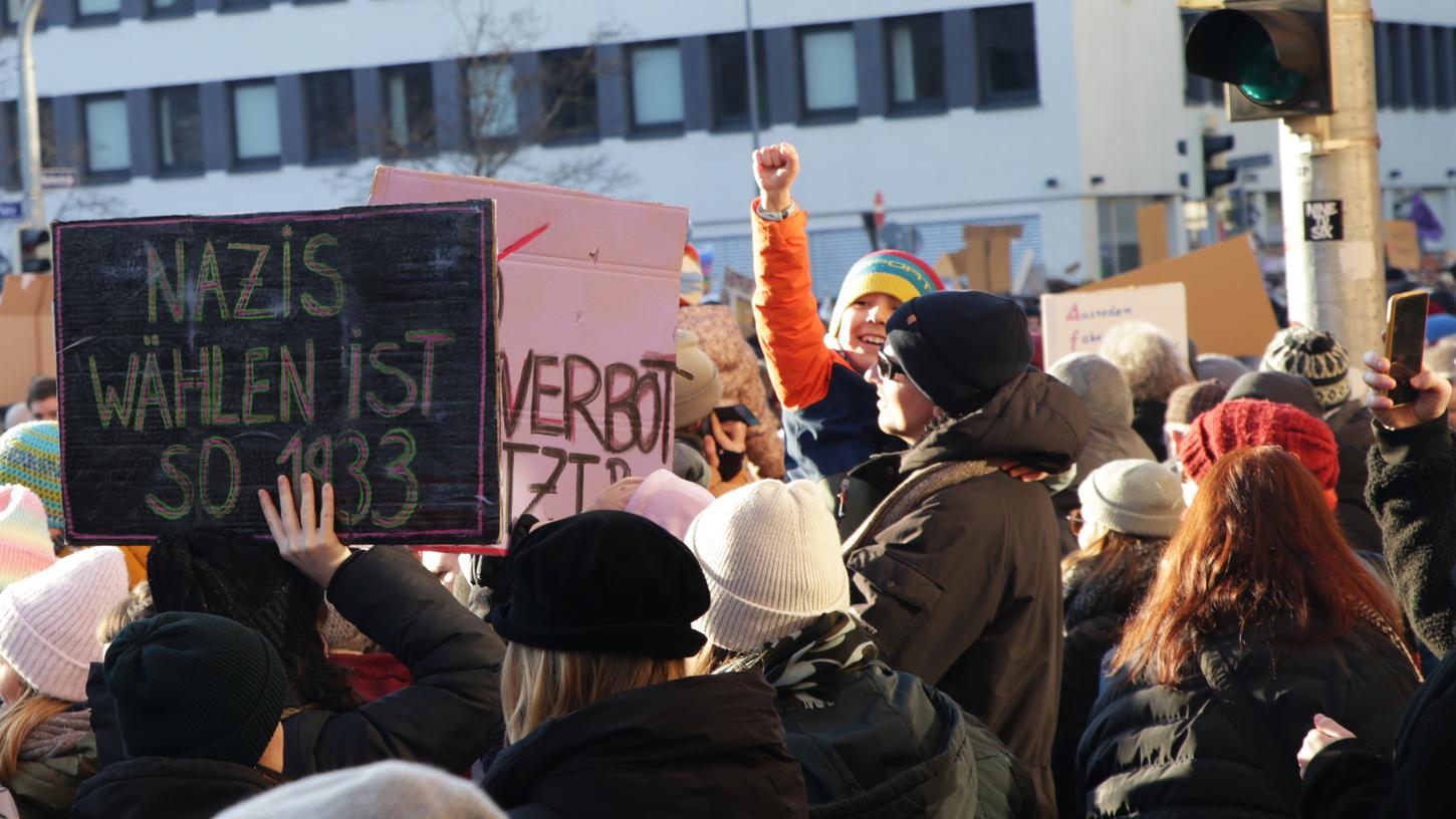 Ein breites Bündnis demonstriert morgen Abend in Fürth gegen rechte Umsturzphantasien (Symbolbild).