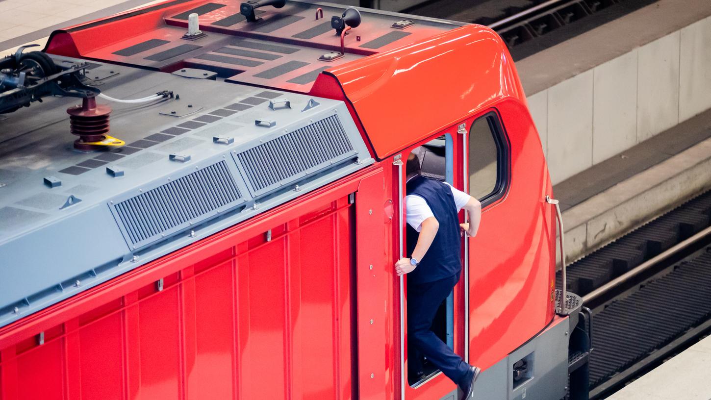Ein Lokführer steigt am Berliner Hauptbahnhof in seinen Führerstand - viele Kollegen bleiben den Loks ab Mittwoch fern. 