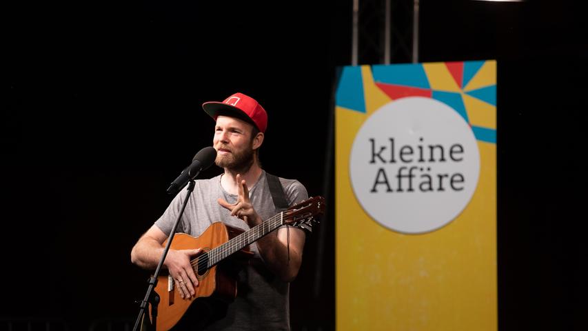 Poetry-Slammer Quichotte besteigt am Samstag das Podium im Nürnberger Burgtheater. Um 20 Uhr stellt der Künstler, der auch als Musiker aktiv ist, seine Show "Nicht weniger als ein Spektakel" vor. 