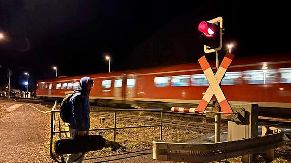 Schulkinder laufen über Gleise: Gefahrenstelle am Bahnhof Creußen war Thema im Stadtrat