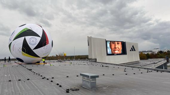 Adidas darf zur Europameisterschaft riesigen Fußball auf das Outlet-Dach in Herzogenaurach bauen