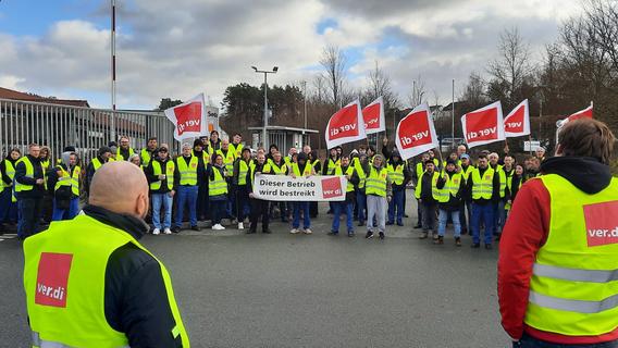 Mit Trillerpfeifen, Fahnen und Bannern: So läuft der Streik bei Seda in Neuhaus