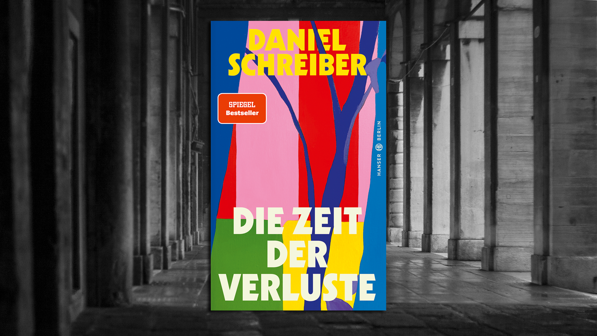 An manchen Stellen ist das Buch vielleicht zu privat. Daniel Schreiber dabei zu begleiten, wie er mit Freundinnen Yoga macht, hat zumindest keinen intellektuellen Mehrwert. Dennoch lohnt sich die Lektüre von "Die Zeit der Verluste" -  denn die grundsätzlichen Gedanken, die sich der Journalist und Schriftsteller über das Abschiednehmen macht, sind durchaus inspirierend. Anlass für den neuen Essay Schreibers, der zuletzt mit "Allein" (2021) die Bestsellerliste gestürmt hat, ist der Tod des Vaters. Schon alleine die Biografie dieses in der DDR sozialisierten Mannes, der tagsüber hart arbeitete und abends die Klassiker von Marx und Engels studierte, ist lesenswert. Doch Schreiber, der 1977 in Mecklenburg-Vorpommern geboren wurde und inzwischen in Berlin lebt, geht in seinem Essay über die persönliche Trauer hinaus: Er fragt auch nach dem Verlust von gesellschaftlichen Gewissheiten. (Hanser Berlin, 22 Euro) Marco Puschner