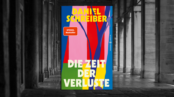 An manchen Stellen ist das Buch vielleicht zu privat. Daniel Schreiber dabei zu begleiten, wie er mit Freundinnen Yoga macht, hat zumindest keinen intellektuellen Mehrwert. Dennoch lohnt sich die Lektüre von "Die Zeit der Verluste" - denn die grundsätzlichen Gedanken, die sich der Journalist und Schriftsteller über das Abschiednehmen macht, sind durchaus inspirierend. Anlass für den neuen Essay Schreibers, der zuletzt mit "Allein" (2021) die Bestsellerliste gestürmt hat, ist der Tod des Vaters. Schon alleine die Biografie dieses in der DDR sozialisierten Mannes, der tagsüber hart arbeitete und abends die Klassiker von Marx und Engels studierte, ist lesenswert. Doch Schreiber, der 1977 in Mecklenburg-Vorpommern geboren wurde und inzwischen in Berlin lebt, geht in seinem Essay über die persönliche Trauer hinaus: Er fragt auch nach dem Verlust von gesellschaftlichen Gewissheiten. (Hanser Berlin, 22 Euro) Marco Puschner