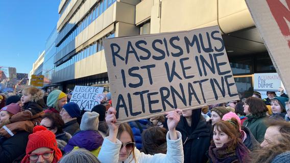 Rote Karte für Faschismus und Ausgrenzung: Parteien unterstützen "Demo gegen rechts" in Neumarkt