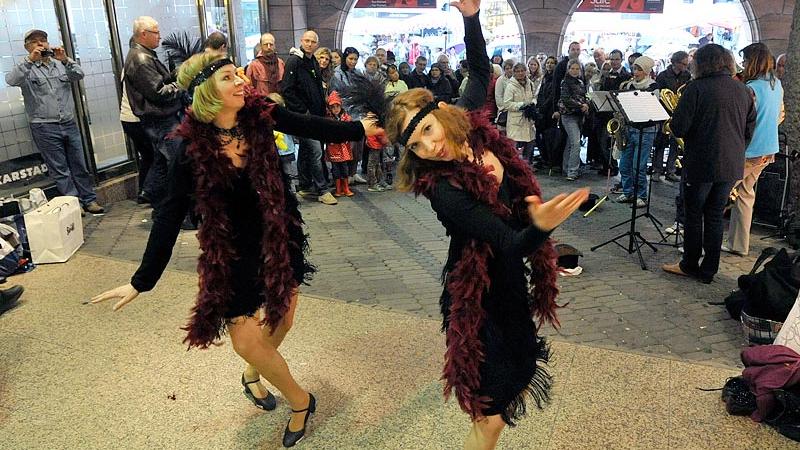 Nicht immer nur Musik, sondern auch Tanz: Charleston-Einlage zweier Damen in der Karstadt-Passage.