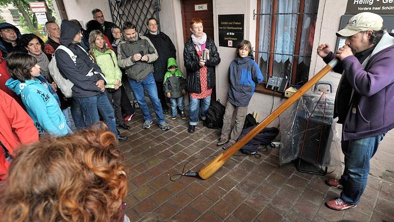 Zuschauer lauschten Didgeridoo-Klängen am Heilig-Geist-Spital.