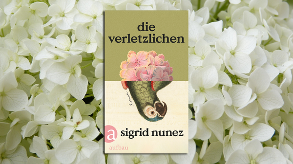 Ja, jetzt hat auch der "Spiegel" die amerikanische Autorin Sigrid Nunez entdeckt... und sicher, sie schreibt wieder über Tiere, wie schon in ihrem Erfolgsroman "Der Freund". Der kleine grüne Ara, um den sich die Erzählerin im neuen Werk "Die Verletzlichen" kümmern muss, weil die Besitzerin wegen Corona in Kalifornien feststeckt, ist aber nur ein Teil der Handlung, sozusagen der Auslöser. In der fremden New Yorker Wohnung wartet ja noch ein verhaltensauffälliger, aber nicht uninteressanter junger Mann, der mit allem hadert... Wie geht sie, als viel ältere Frau und Autorin damit um? Wie mit der Krise der Pandemie, im Leben wie im Schreiben? Nunez plaudert, zitiert Vorbilder, stellt sanft, aber nachhaltig existenzielle Fragen: Man folgt ihr so amüsiert wie gerührt. (Aufbau, 22 Euro) Wolf Ebersberger