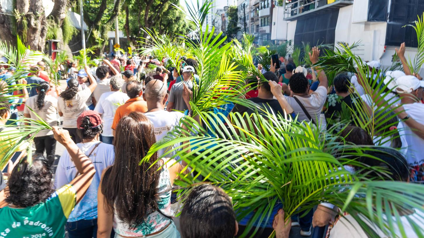 Eine Palmprozession in Salvador, Brasilien. 