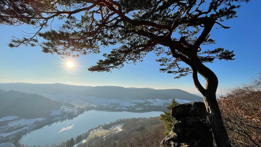 Vom hohlen Fels oberhalb von Happurg bietet sich ein eindrucksvoller Blick über den winterlichen Happurger Stausee.  Mehr Leserfotos finden Sie hier