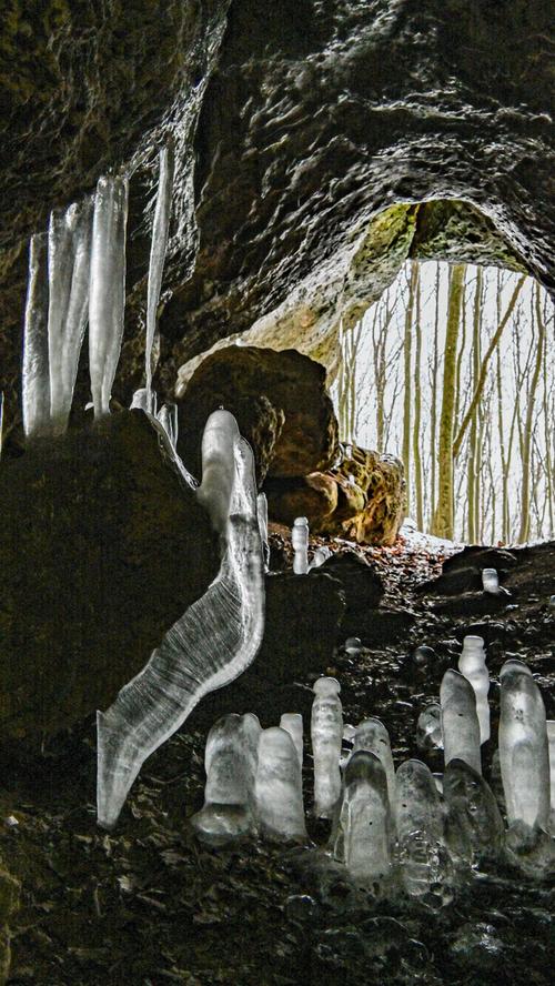 In einer Höhle in der Fränkischen Schweiz bildet das Eis tropfsteinartige Formen.  Mehr Leserfotos finden Sie hier