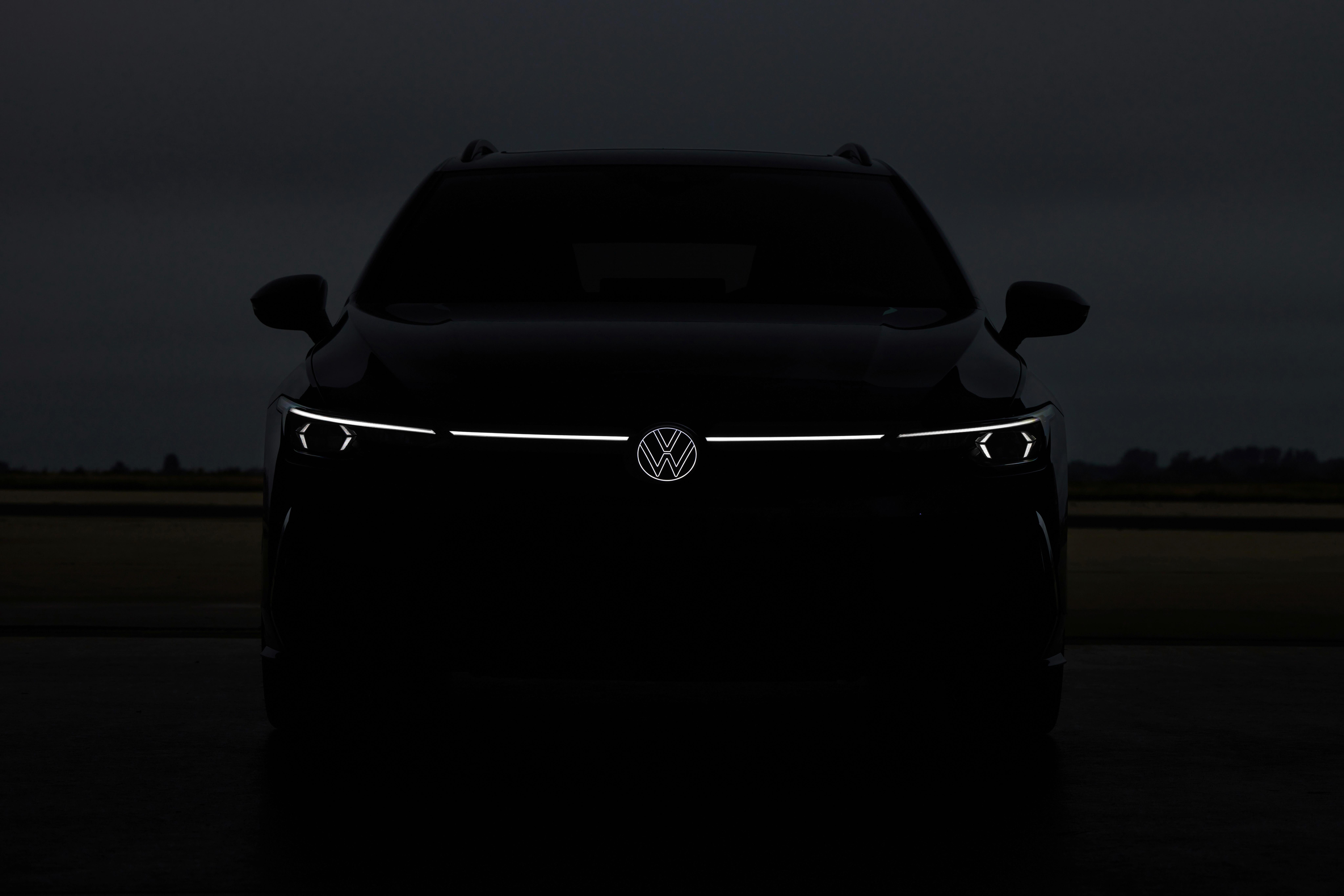 In beiden Fällen erhält der Kunde als Dreingabe eine LED-Querspange im Kühlergrill sowie das VW-Markenzeichen in illuminierter Ausprägung.