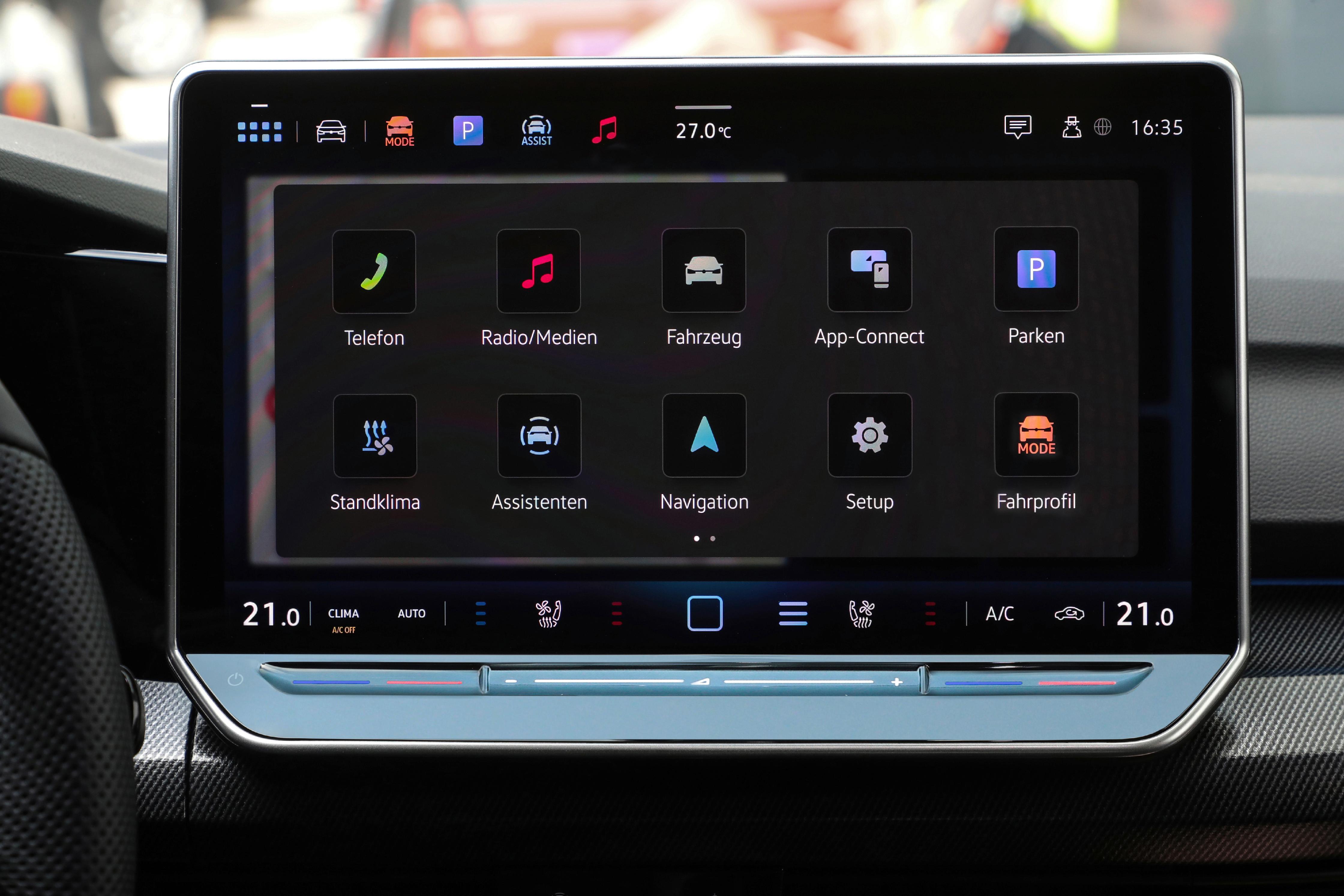 Am oberen und unteren Rand weist er eine Leiste von "Shortcut"-Touchflächen auf, die direkten Zugriff auf die wichtigsten Funktionen ermöglichen.