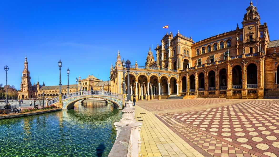 Bei der Pilgerreise besucht man auch Sevilla und die dortige Plaza de Espana.