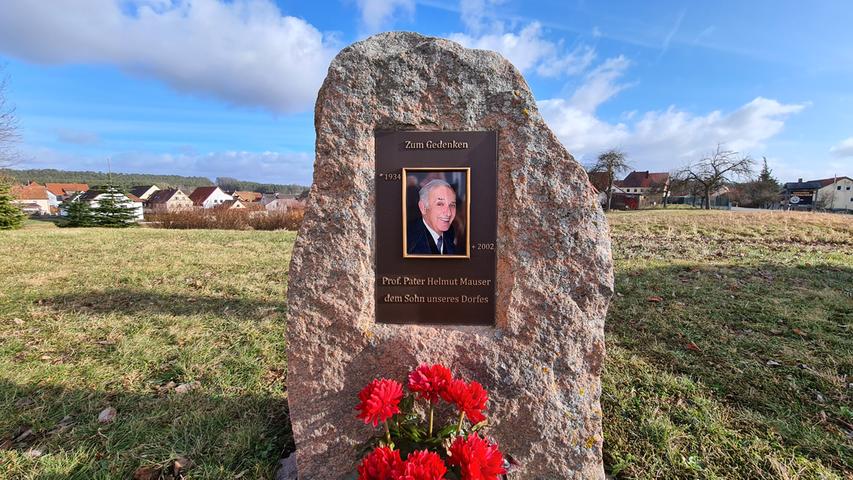 Ein Gedenkstein an der Kirche St. Georg erinnert an den Poppendorfer Salesianerpriester Helmut Mauser.