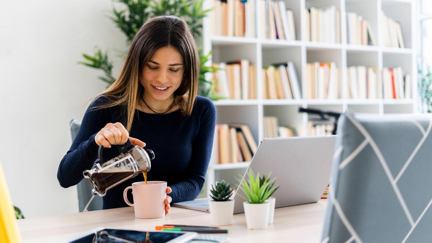 Kaffee gilt als wirkungsvoller Wachmacher. Aber wie bekommt man die verschiedenen Kaffeekannen wieder sauber?