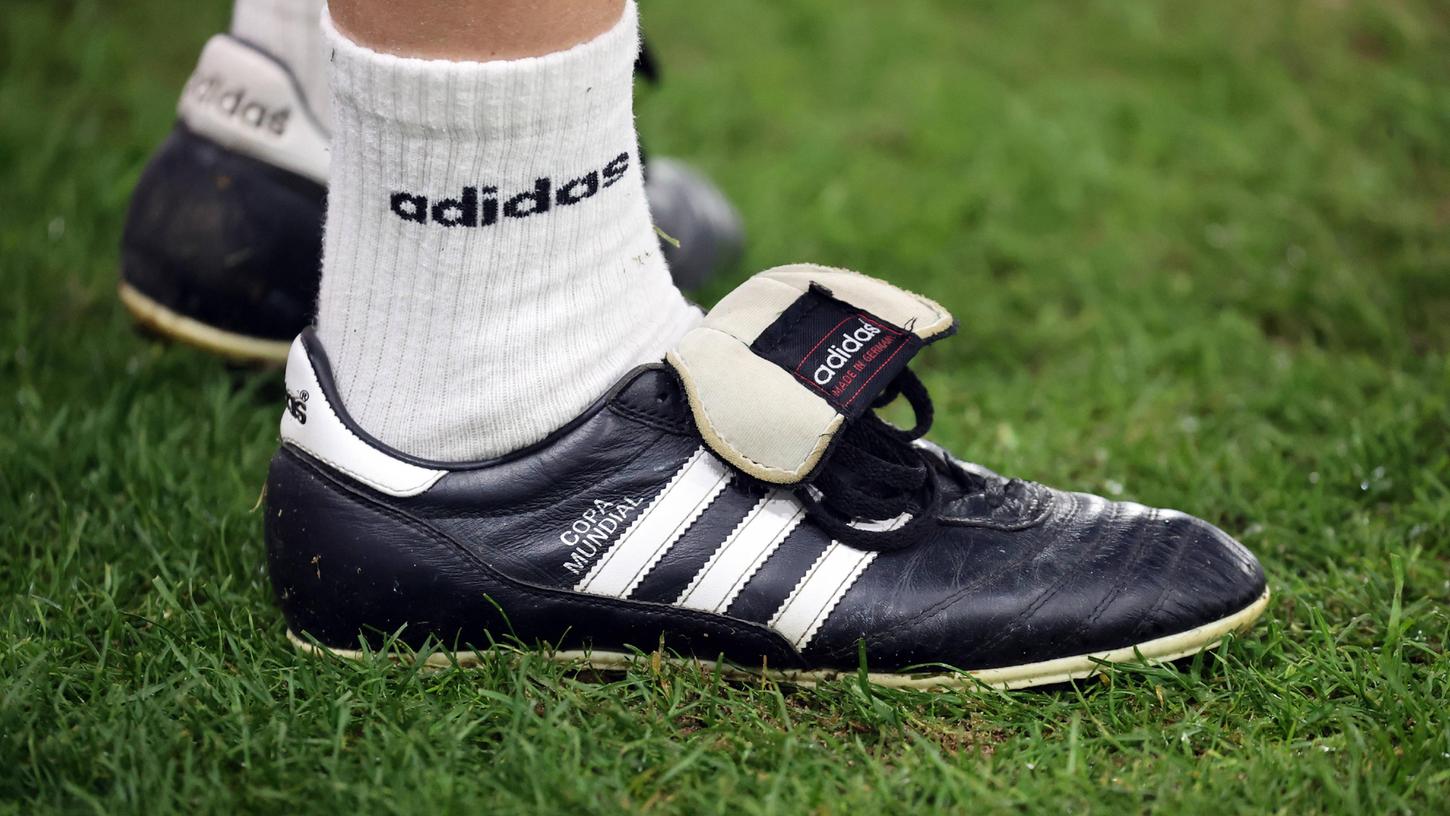 Sorgt für Aufregung: Der "Copa Mundial" ist ein echter Klassiker unter den Fußballschuhen - und ist aus Känguruleder gefertigt. Sorgt für Aufregung: Der "Copa Mundial" ist ein echter Klassiker unter den Fußballschuhen - und ist aus Känguruleder gefertigt.