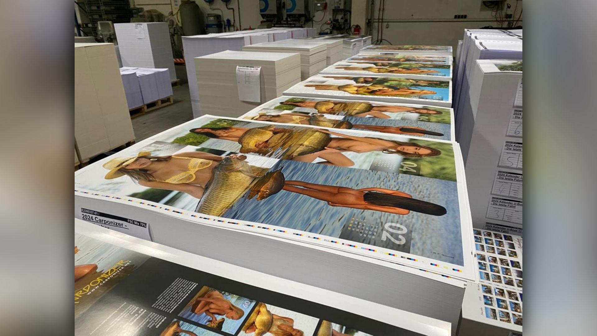 Skurrilster Bestseller des Jahres? Frivole Bilder im Karpfen-Kalender 2024