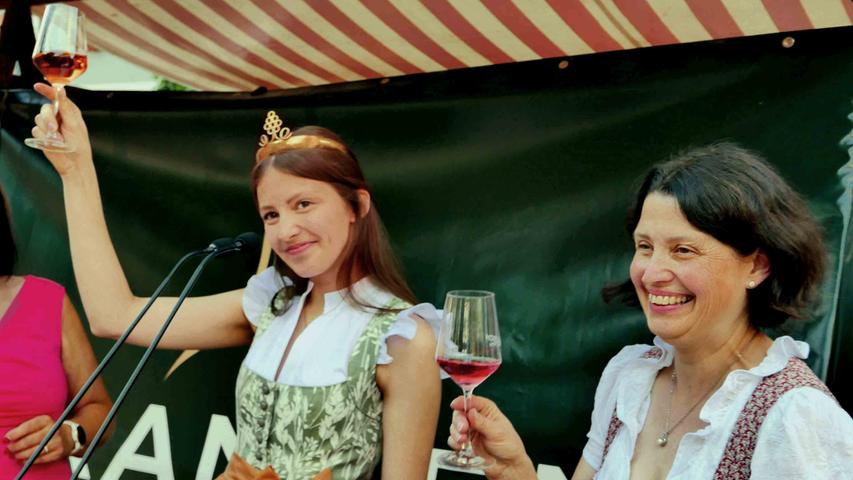 Familie mit Begeisterung für den Frankenwein: Anne Gümpelein mit ihrer Mutter Anke Gümpelein.