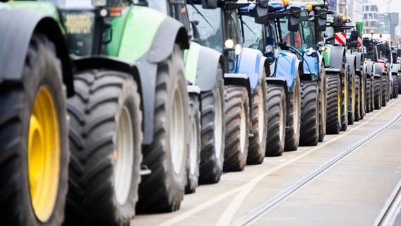Röttenbach: Karambolage hinter der Traktorkolonne
