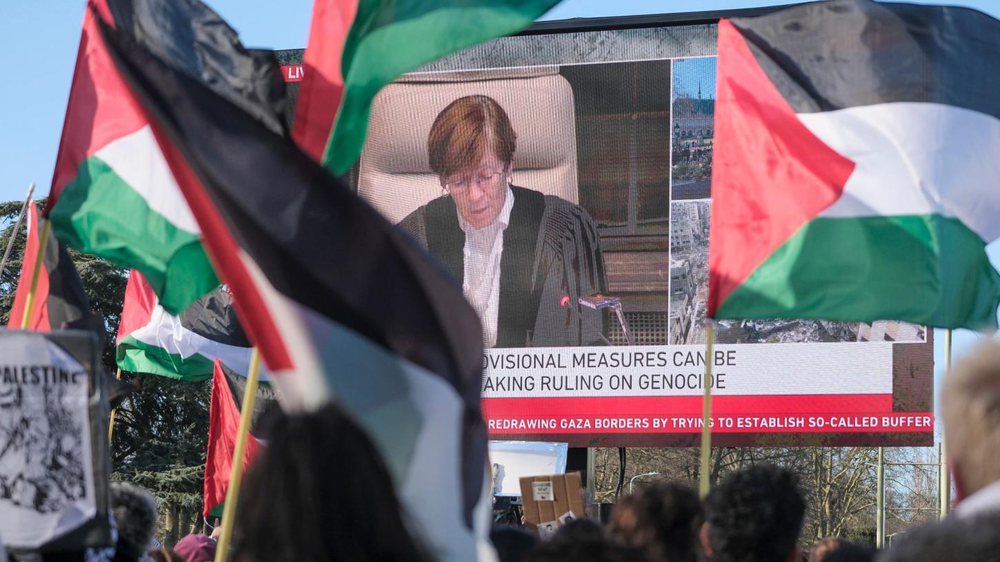 Pro-palästinensische Aktivisten haben das Urteil des internationalen Gerichtshofs erwartet.