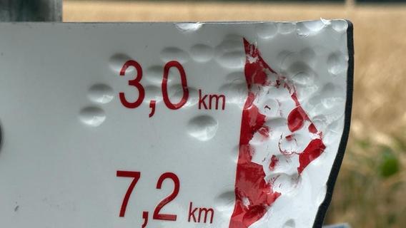 "Als Zielscheibe genutzt": Wander-Schilder in der Fränkischen Schweiz durch Schusswaffen beschädigt